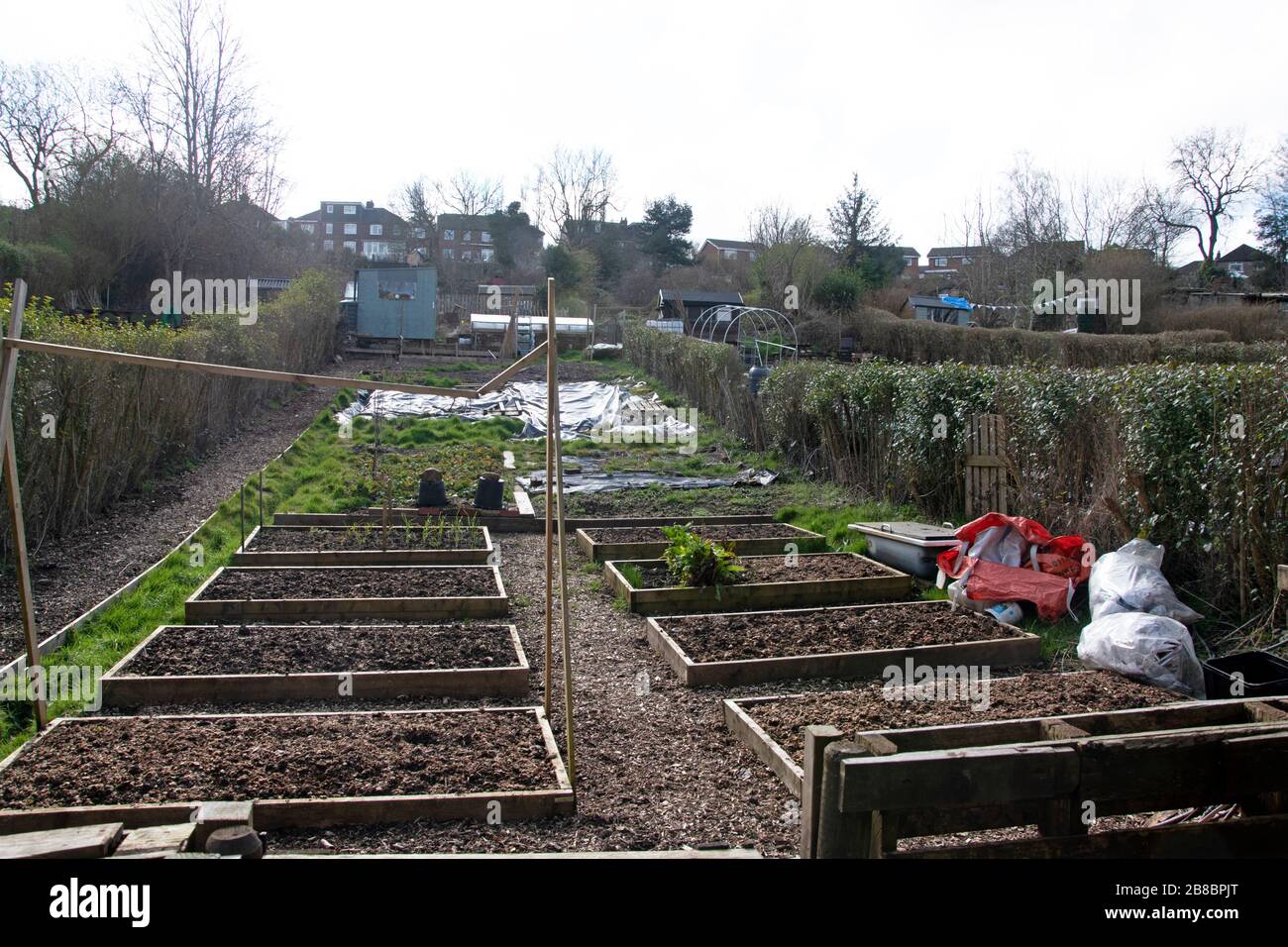 Rangement ordonné prêt pour la plantation de printemps Banque D'Images