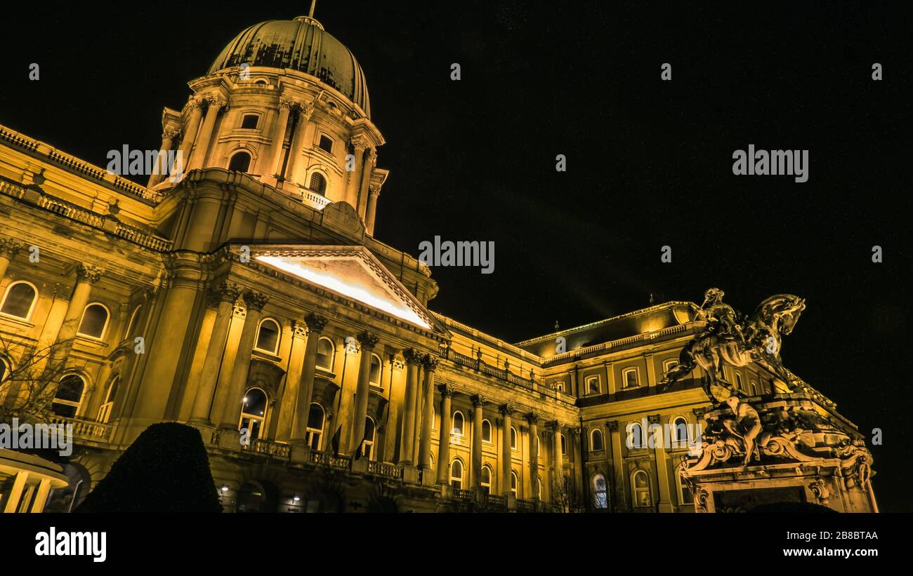 Le palais royal hongrois la nuit Banque D'Images