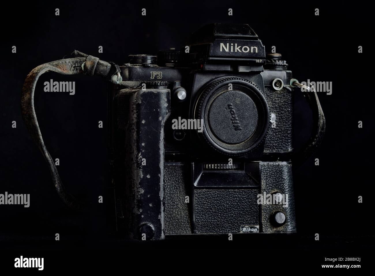 Boîtier de caméra et moteur Nikon F 3 malmenés Banque D'Images