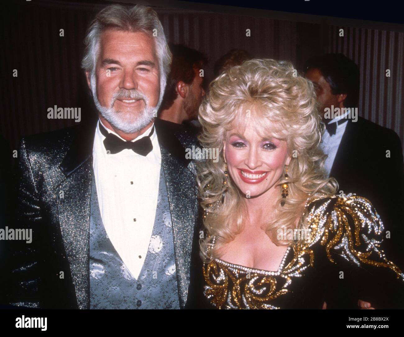 ***PHOTO DU FICHIER*** Kenny Rogers est décédé à 81. Kenny Rogers Dolly Parton en 1988 crédit: Adam Sculpl/Photolink/MediaPunch Banque D'Images