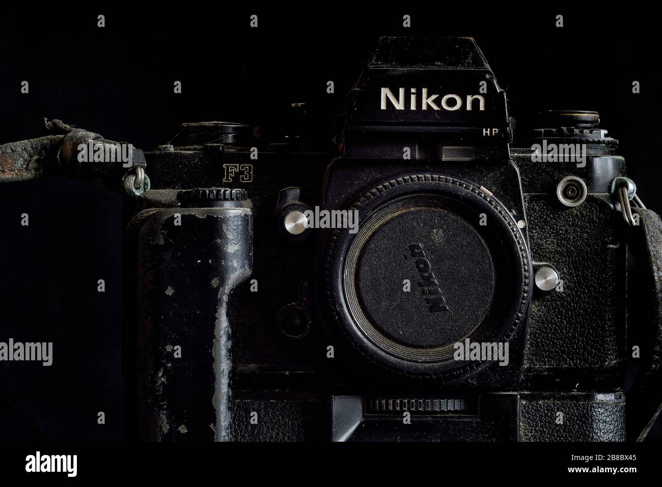 Boîtier de caméra et moteur Nikon F 3 malmenés Banque D'Images
