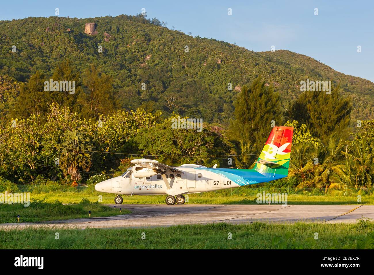 Praslin, Seychelles – 5 février 2020 : Air Seychelles DHC-6-400 Twin Otter avion à l'aéroport de Praslin (PRI) aux Seychelles. Banque D'Images