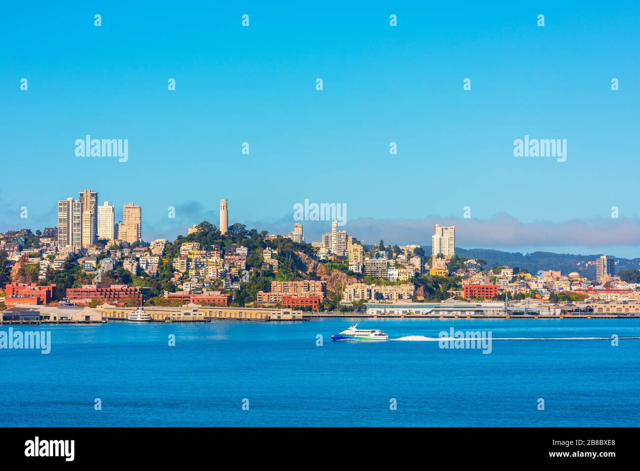 Ferry dans la baie de San Francisco États-Unis Banque D'Images
