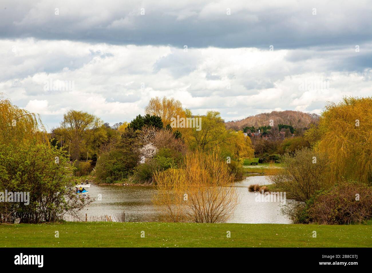 Vue sur le parc et le lac par temps nuageux à Swanley, dans le Kent Banque D'Images