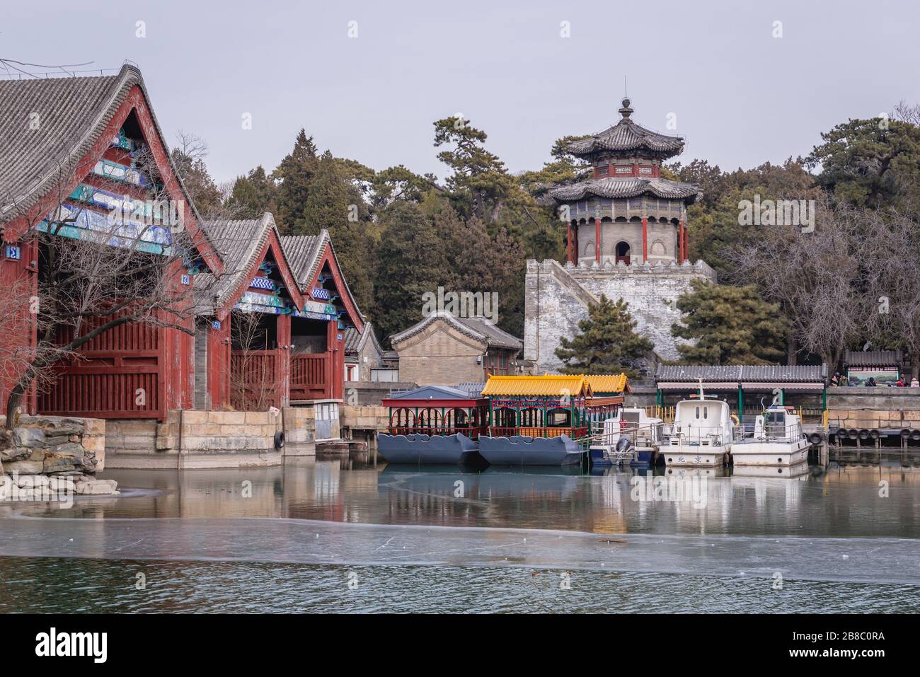 Petit port sur le lac Kunming, lac central de Yiheyuan - Palais d'été, ancien jardin impérial à Beijing, Chine Banque D'Images