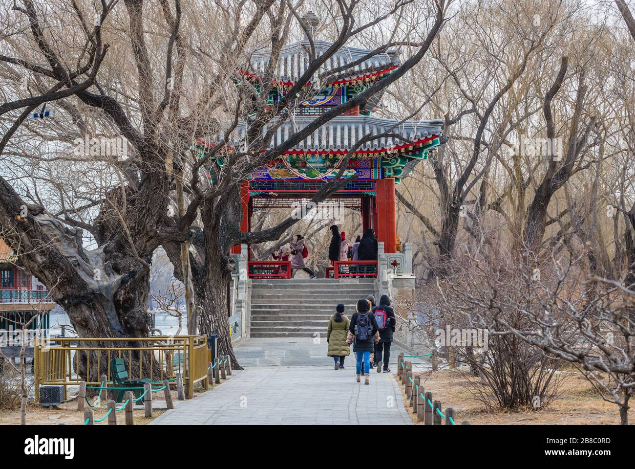 Belvédère traditionnel sur un pont sur la chaussée ouest au-dessus du lac Kunming à Yiheyuan - Palais d'été, ancien jardin impérial à Beijing, Chine Banque D'Images