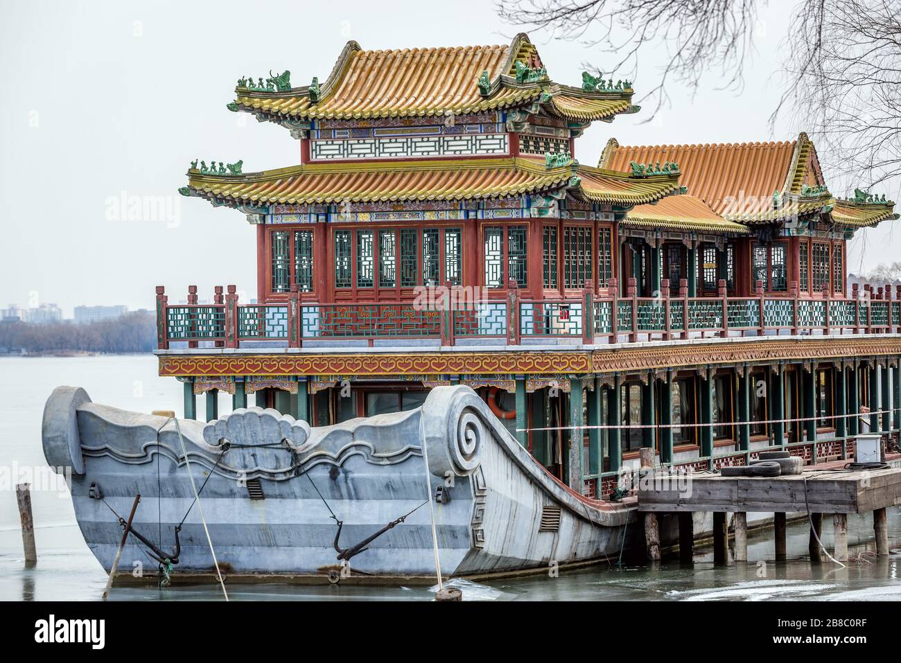 Grand bateau sur un lac Kunming dans le palais d'été, ancien jardin impérial à Beijing, Chine Banque D'Images