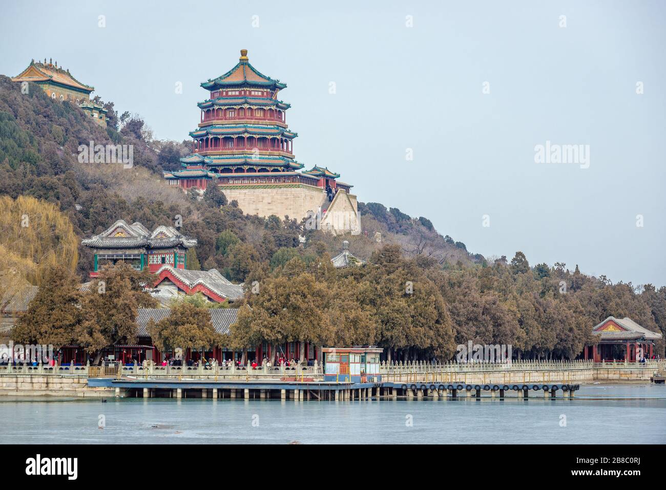 Salle de la Mer de Sagesse et Tour d'Encens bouddhiste sur La colline De Longévité au-dessus du lac Kunming à Yiheyuan, jardin impérial du Palais d'été à Beijing, Chine Banque D'Images