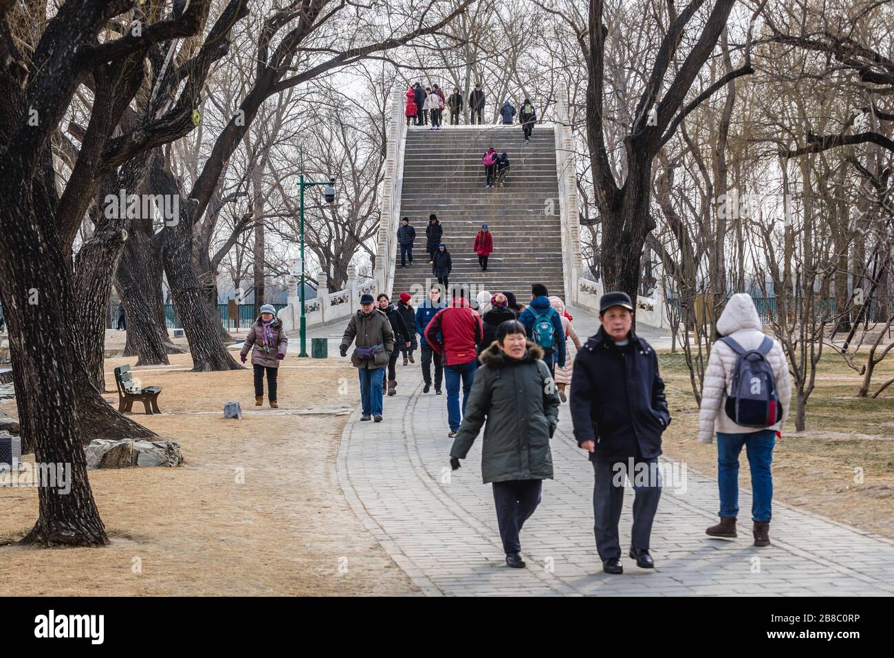 Touristes sur le pont de la ceinture de Jade sur un lac Kunming au Palais d'été, ancien jardin impérial à Beijing, Chine Banque D'Images