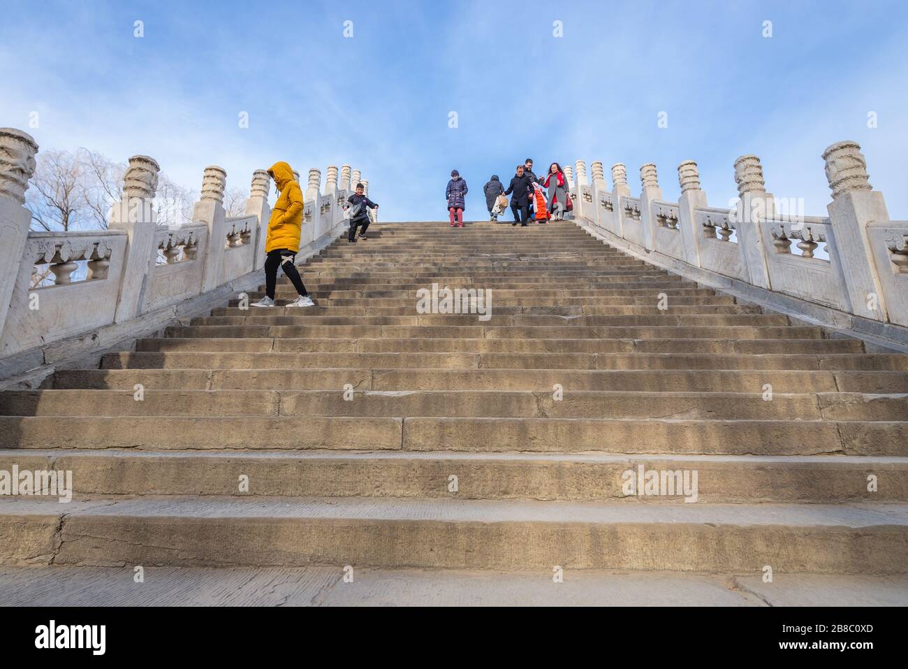 Touristes sur le pont de la ceinture de Jade sur un lac Kunming au Palais d'été, ancien jardin impérial à Beijing, Chine Banque D'Images