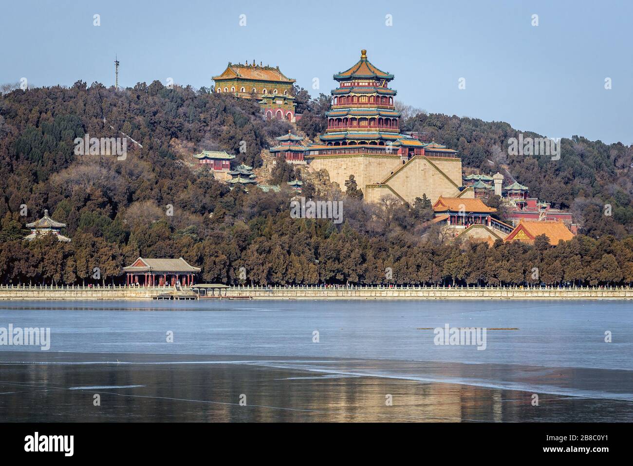 Vue sur la colline De Longévité avec le hall de la mer de Sagesse et la Tour des bâtiments bouddhistes dans le jardin impérial du Palais d'été à Beijing, Chine Banque D'Images