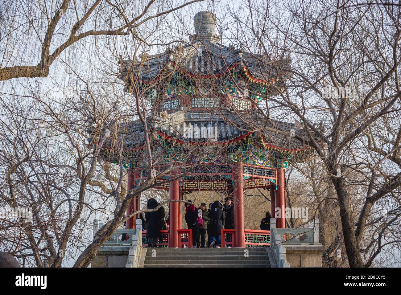 Belvédère traditionnel sur un pont sur la chaussée ouest au-dessus du lac Kunming à Yiheyuan - Palais d'été, ancien jardin impérial à Beijing, Chine Banque D'Images