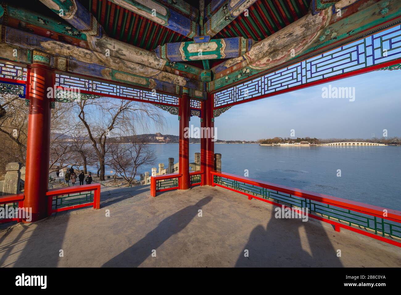 Vue depuis le belvédère traditionnel sur un pont sur la chaussée ouest sur le lac Kunming à Yiheyuan - Palais d'été, ancien jardin impérial à Beijing, Chine Banque D'Images