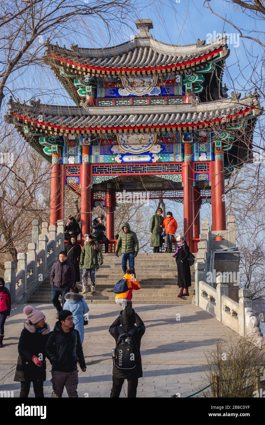 Belvédère traditionnel sur un pont sur la chaussée ouest au-dessus du lac Kunming à Yiheyuan - Palais d'été, ancien jardin impérial à Beijing, Chine Banque D'Images