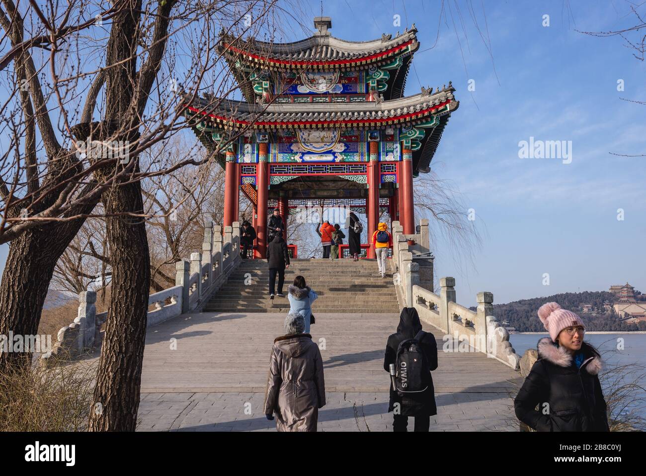 Belvédère traditionnel sur un pont sur la chaussée ouest au-dessus du lac Kunming à Yiheyuan - Palais d'été, ancien jardin impérial à Beijing, Chine Banque D'Images