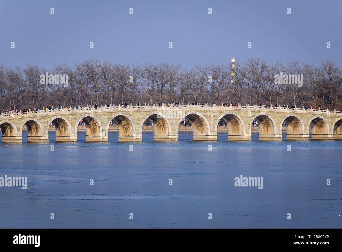 Shiqikong Qiao - Seventeen Arch Bridge reliant la rive orientale du lac Kunming et l'île Nanhu dans le jardin impérial du Palais d'été à Beijing, en Chine Banque D'Images