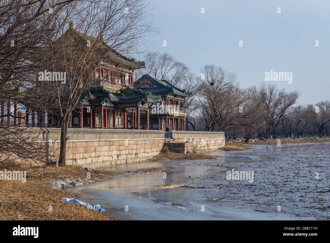 Tour de Jingming sur une chaussée ouest au-dessus du lac Kunming au Palais d'été, ancien jardin impérial à Beijing, Chine Banque D'Images