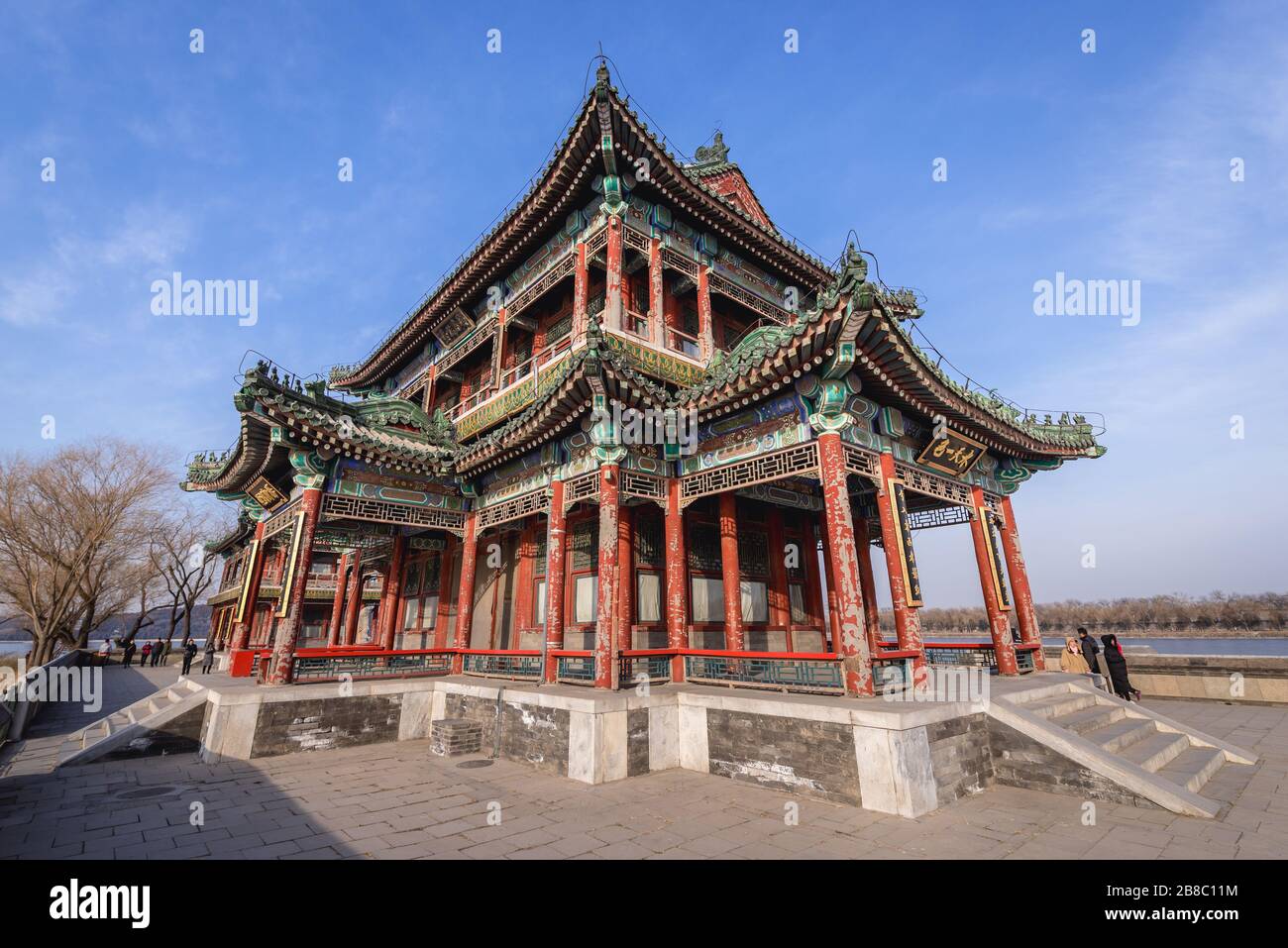 Tour de Jingming sur une chaussée ouest au-dessus du lac Kunming au Palais d'été, ancien jardin impérial à Beijing, Chine Banque D'Images