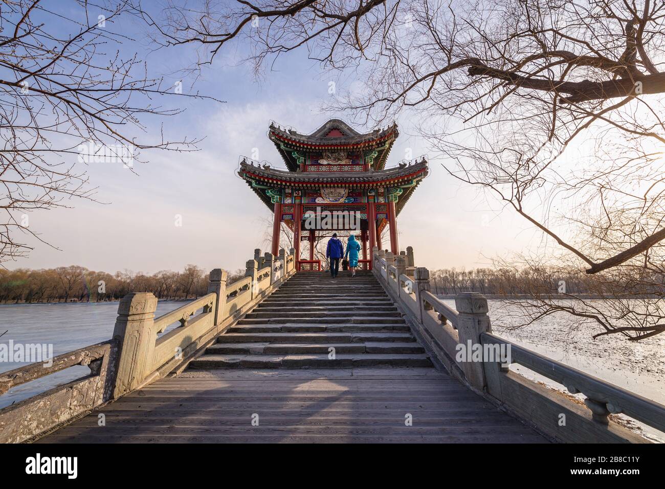 Belvédère traditionnel sur un pont sur la chaussée ouest au-dessus du lac Kunming à Yiheyuan - Palais d'été, ancien jardin impérial à Beijing, Chine Banque D'Images