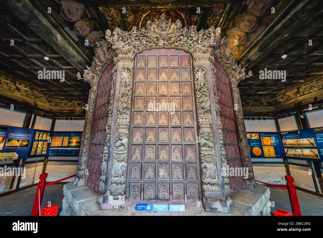 Armoire en bois sculpté pour les Écritures dans le temple bouddhiste de Zhihua - Temple de la Sagesse atteint à Lumigang hutong, région de Chaoyangmen à Beijing, Chine Banque D'Images