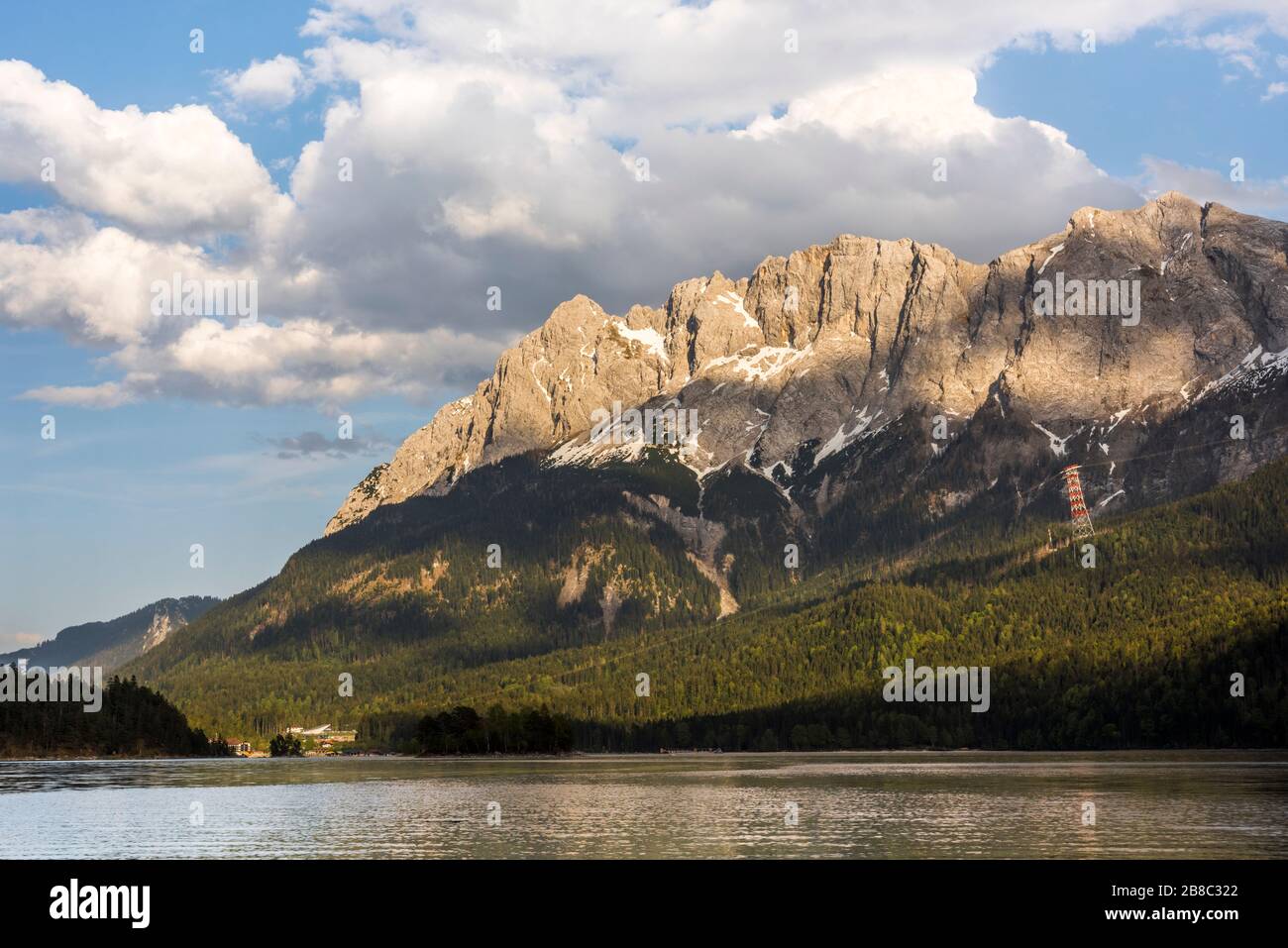 La plus haute montagne d'Allemagne Zugspitze en face du lac d'Eibsee dans les montagnes de Wetterstein au sud de la ville de Garmisch-Partenkirchen, Bavière, Allemagne Banque D'Images