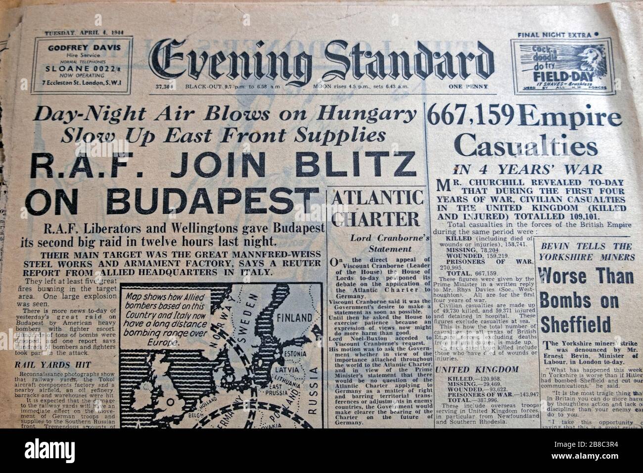 « R.A.F. Rejoignez Blitz sur le titre du journal de Budapest lors de la seconde Guerre mondiale sur la page d'accueil de la soirée Standard 4 avril 1944 Londres Angleterre Royaume-Uni Banque D'Images