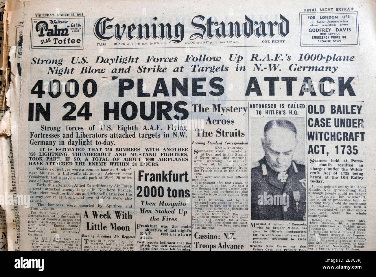 « 4000 avions attaquent en 24 heures » RAF US Forces in Titre de la première page en Allemagne dans le journal The Evening Standard on Mars 23 1944 Londres Angleterre Royaume-Uni Banque D'Images
