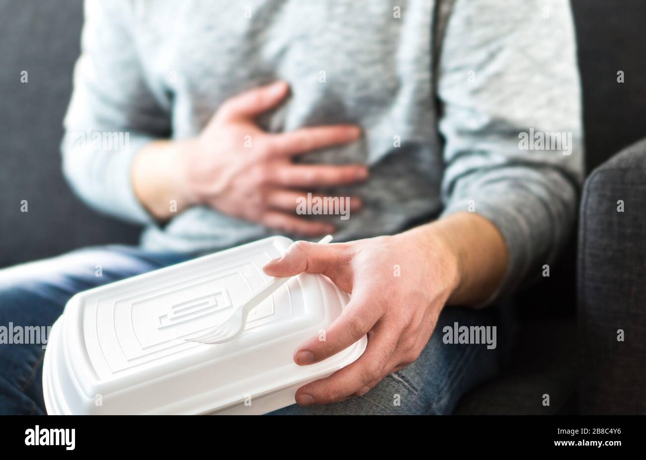 Homme ayant la diarrhée ou l'empoisonnement alimentaire après la malsaine malsaine nourriture de pourrmer rapide. Guy doit aller aux toilettes après avoir mangé trop. Douleur d'estomac, problème de digestion. Banque D'Images