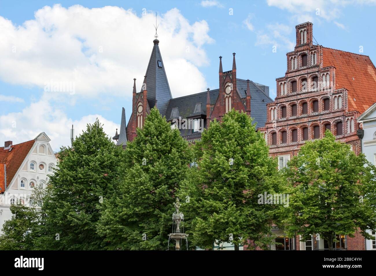 Lüneburg, Allemagne – 06. Juillet 2017: Vous pouvez voir une rangée historique de maisons 'Am Marktplatz', c'est la place principale de Lüneburg, aussi l'hôtel de ville est lo Banque D'Images