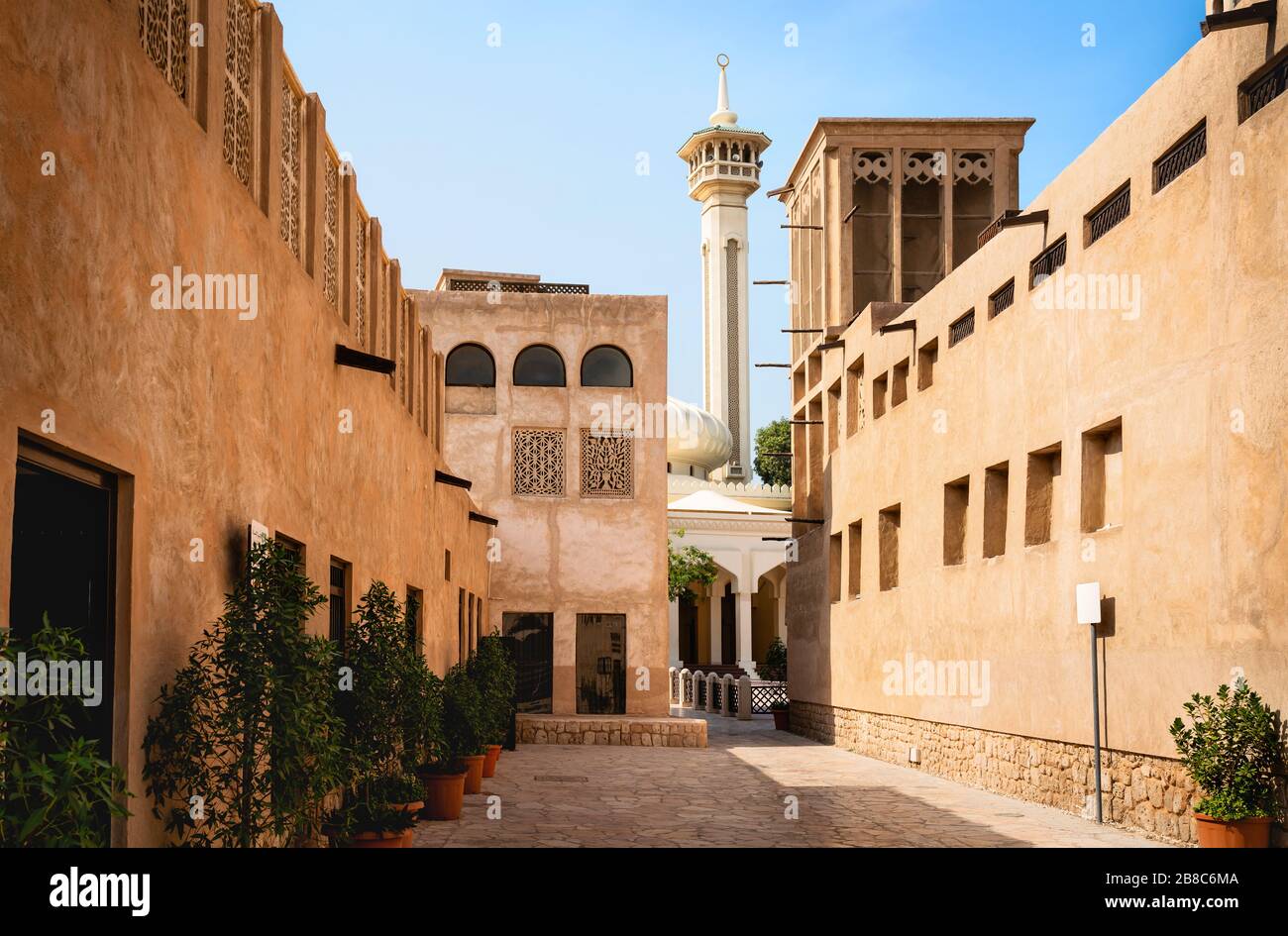 Vue sur la vieille ville de Dubaï avec mosquée, bâtiments et rue arabe traditionnelle. Quartier historique d'Al Fahidi, Al Bastakiya. Quartier du patrimoine aux Émirats arabes Unis. Banque D'Images