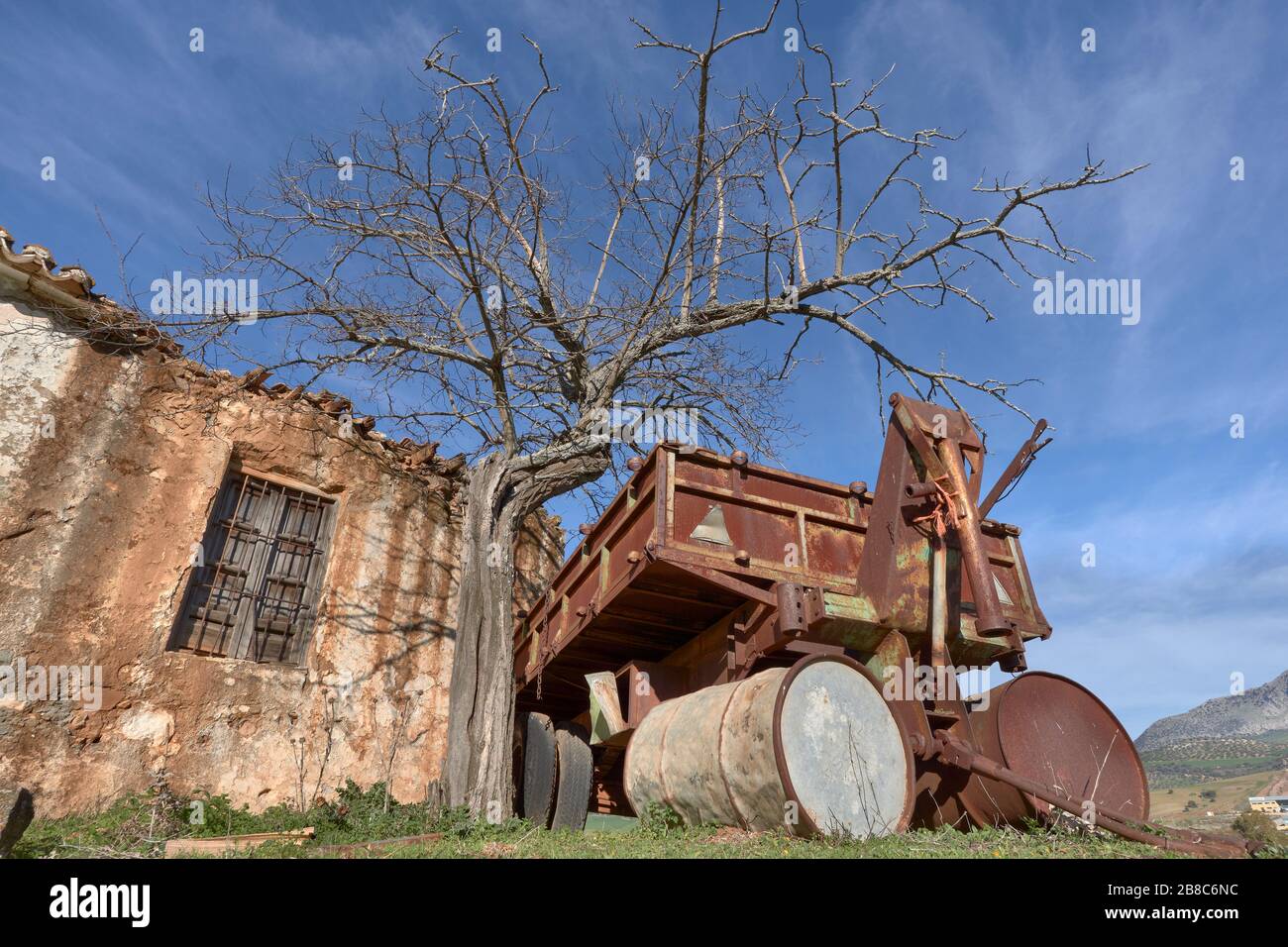 Ferme ruinée avec machines agricoles à Casabermeja, Malaga. Espagne. Banque D'Images