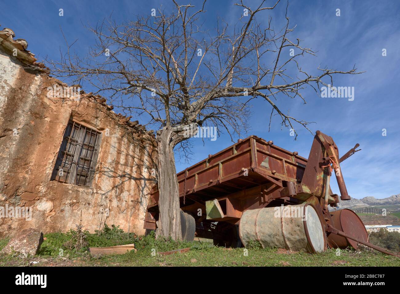 Ferme ruinée avec machines agricoles à Casabermeja, Malaga. Espagne. Banque D'Images