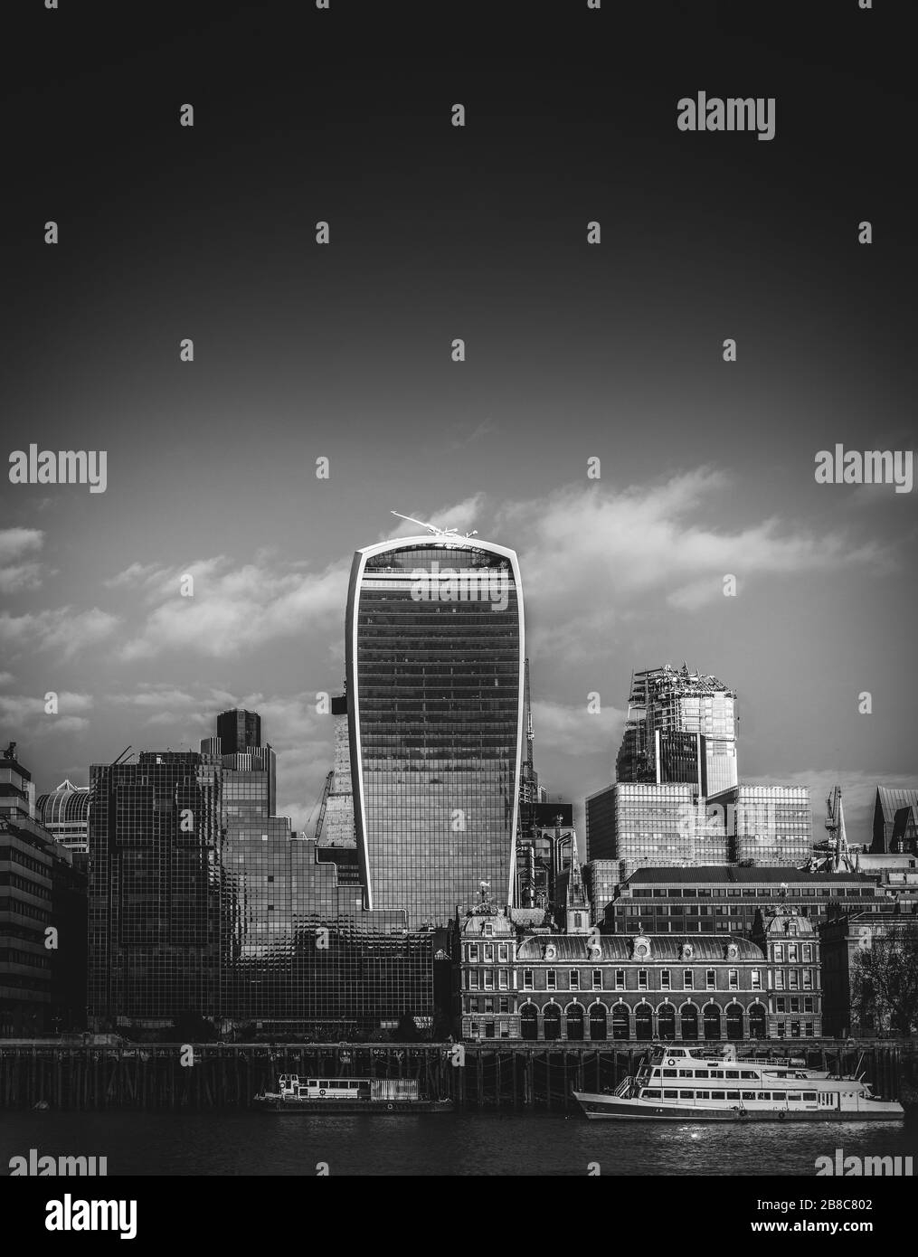 La Tamise monochrome et le quartier financier de la ville de Londres arrière-plan avec espace de copie Banque D'Images