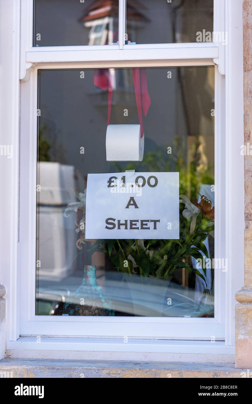 Westcliff on Sea, Essex, Royaume-Uni. 21 mars 2020. Un panneau humoristique dans une fenêtre de MacDonald Avenue, Westcliff, offre du papier toilette à 1 £ la feuille. Blague sur l'offre et la demande Banque D'Images