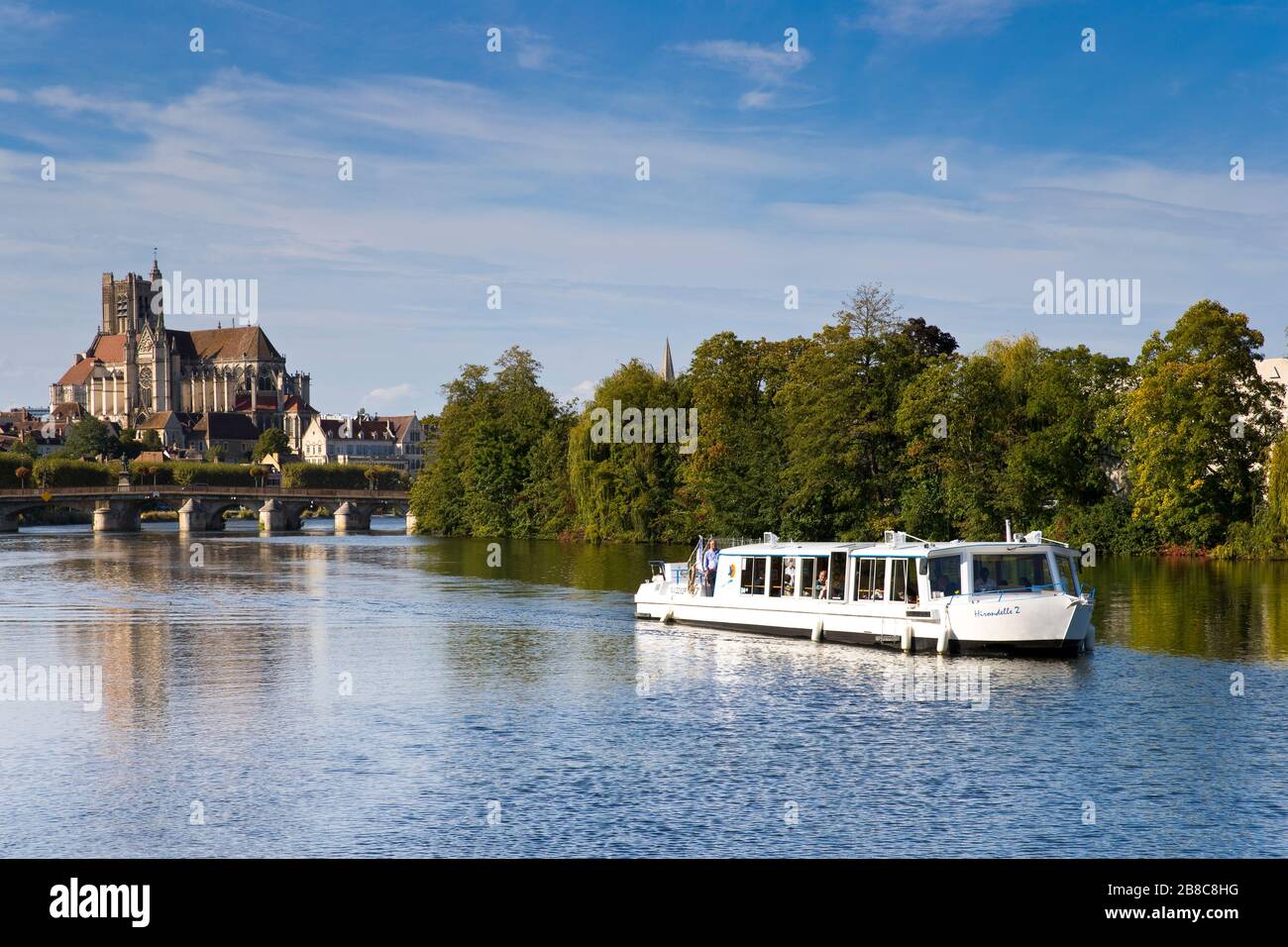 Auxerre, cathédrale et abbaye par Yonne, front de rivière, Bourgogne, France Banque D'Images