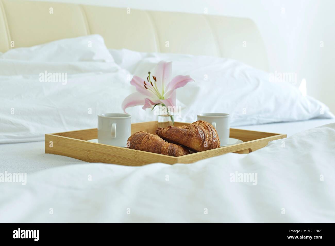 petit déjeuner sucré avec croissant au lit Banque D'Images