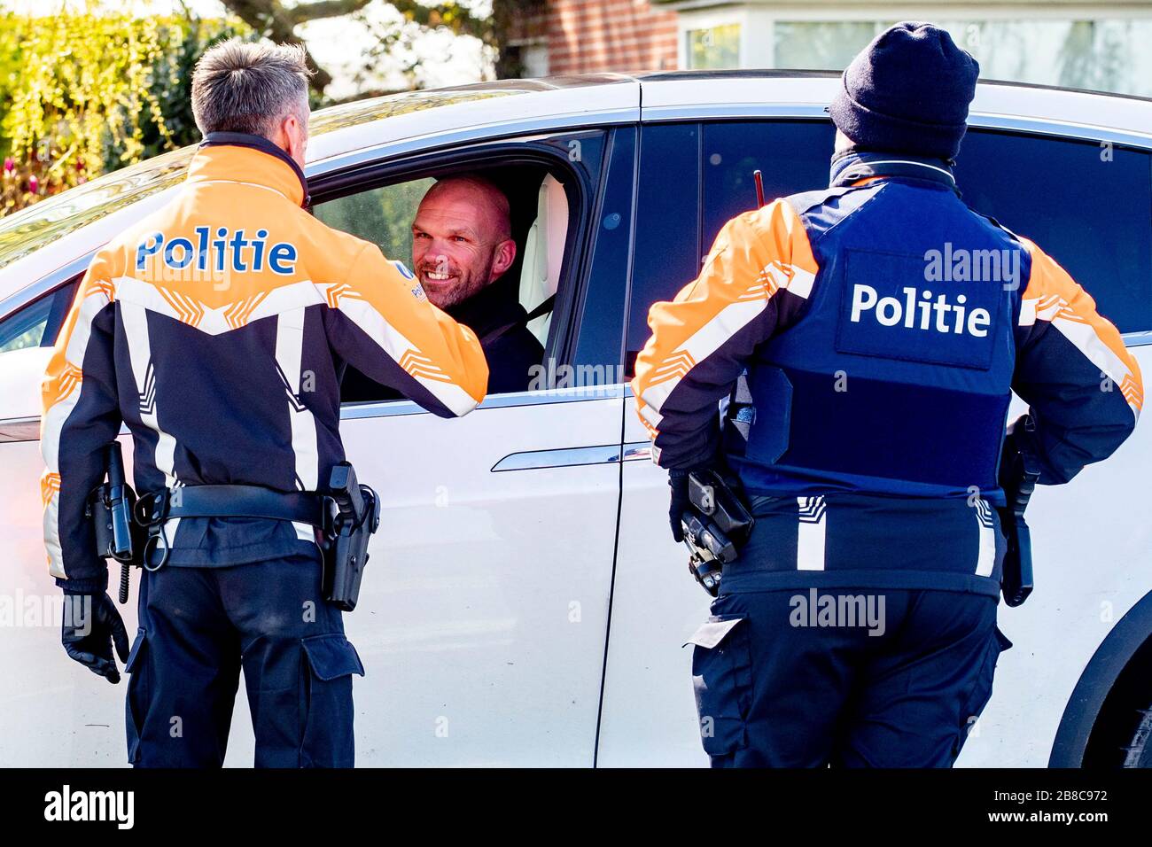 HOOGSTRAATEN, Belgique. 21 mars 2020. Depuis vendredi matin, la police belge  effectue des contrôles aux frontières à divers endroits. En Belgique, il  existe une interdiction de se réunir en raison de la