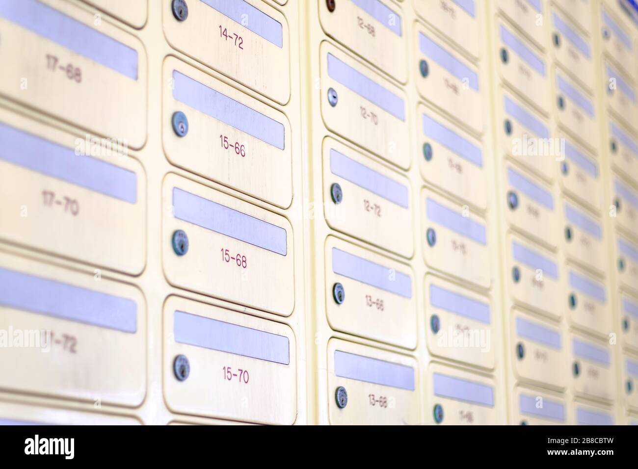 boîtes aux lettres jaunes de la vue rapprochée du bâtiment d'appartements Banque D'Images