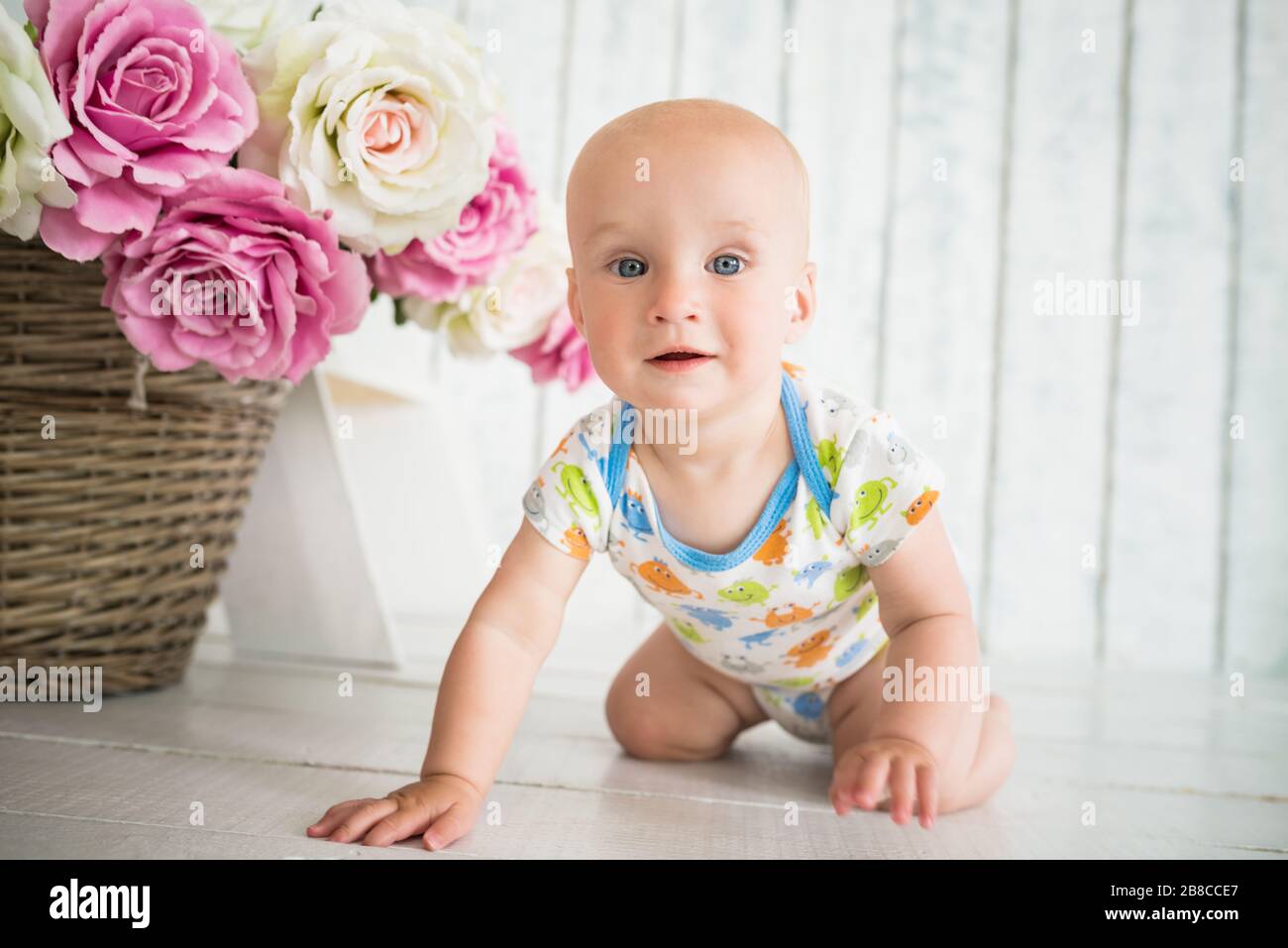 Portrait D Un Bebe Joyeux Rampant Sur Le Sol Le Concept D Un Enfant Developpe En Bonne Sante Preparation Des Premieres Etapes Du Bebe Photo Stock Alamy