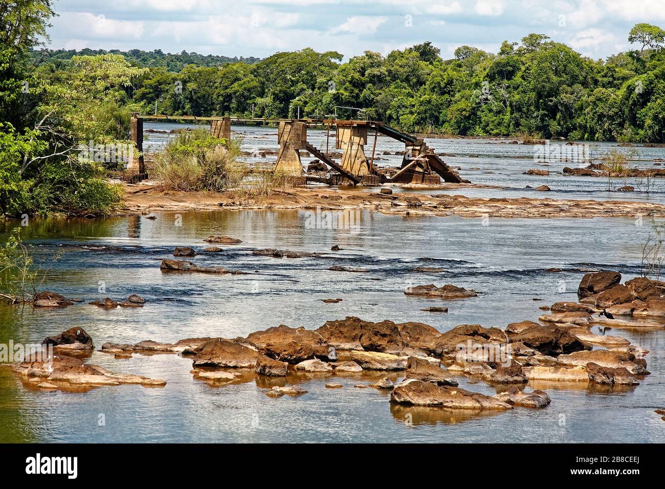 Vieux pont; vestiges; abandonnés, tombant dans l'eau, rivière Iguassu; parc national des chutes d'Iguassu; Iguazu, Iguacu, Amérique du Sud; Argentine; été Banque D'Images