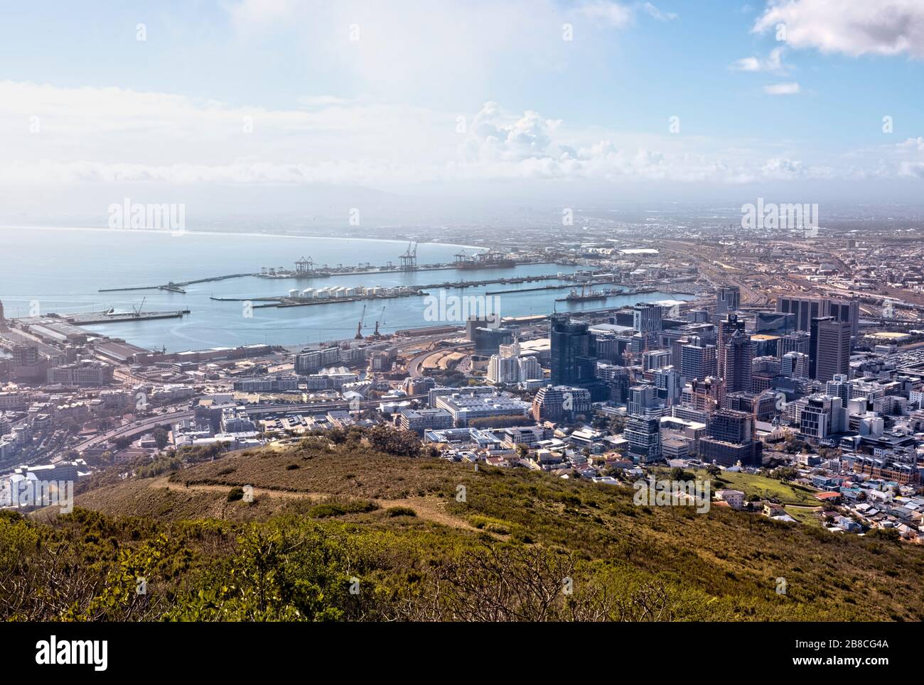 Vue sur la ville du Cap, le port de Table Bay et les suivantes ; prise de signal Hill. Banque D'Images