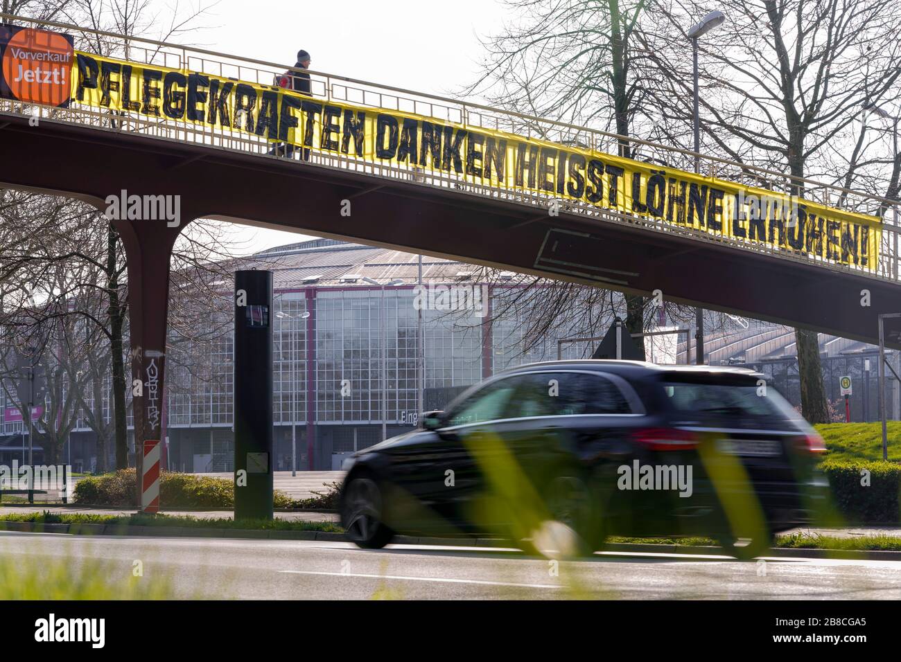 Dortmund, 21.3.2020: Im Zusammenhang mit der Personalbelastung in der Pflege während der Coronakhrift hängt ein Banner mit der Forderung zur Lohnerhöhöhung für Pflegekräfte an einer Fussgängerbrücke über dem Rheinlanddamm (Bundesstrasse 1) im Stadberth- Dortberth, Allemagne, 21 mars 2020. Dans le cadre de la charge pesant sur le personnel infirmier pendant la crise de Corona, une bannière exigeant une augmentation des salaires pour le personnel infirmier pendre sur un pont piéton au-dessus du Rheinlanddamm (route nationale n° 1) dans la ville de Dortmund, Allemagne Banque D'Images