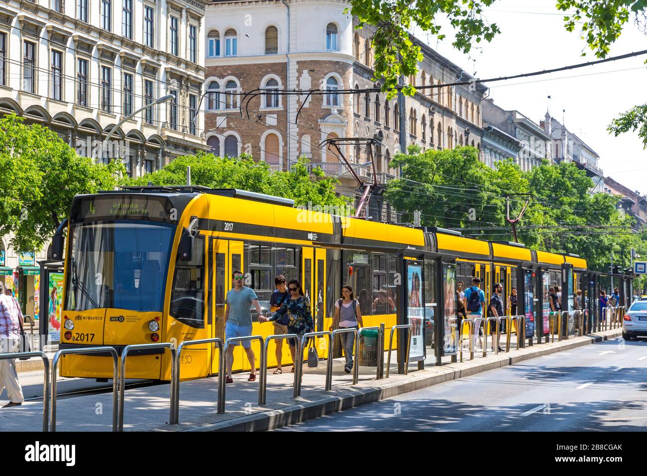 Budapest, Hongrie - 5 mai 2018 : le tramway n°4 s'arrête à Harminckettesek tere. Le réseau de tramway de Budapest est l'un des plus gros réseaux de tramways, total Banque D'Images
