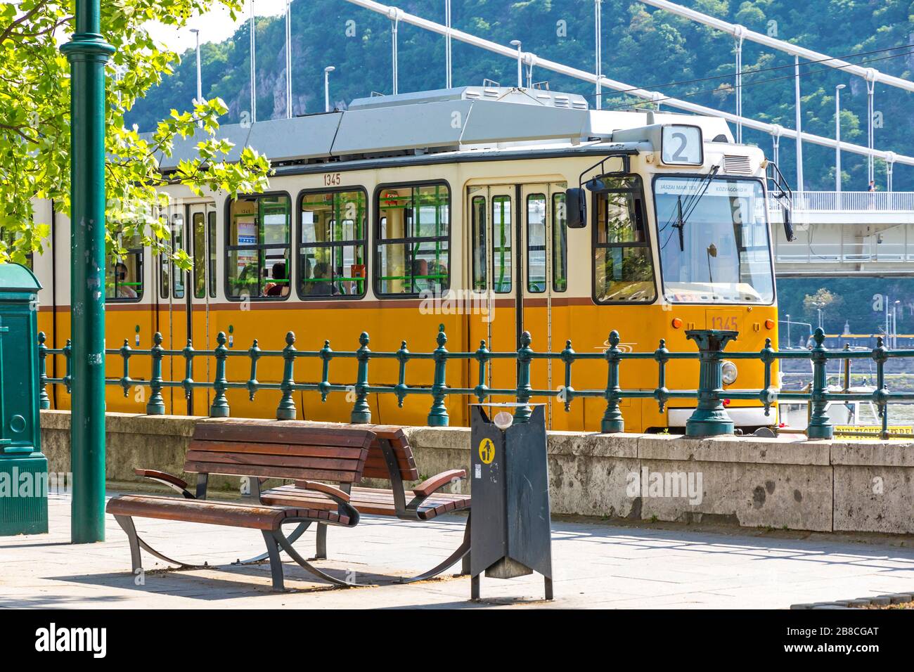 Budapest, Hongrie - 5 mai 2018 : le tramway n°2 se déplace le long de la rivière du Danube près de Petofi ter. Le réseau de tramway de Budapest est l'un des plus gros réseaux de tramways, tot Banque D'Images