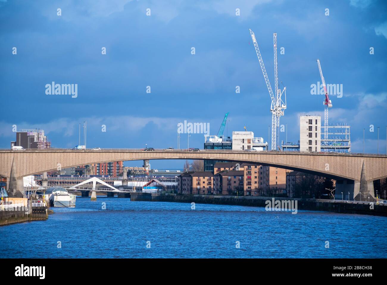 Le pont de Kingston à Glasgow, l'un des ponts autoroutiers les plus achalandés d'Europe, est très calme pendant l'heure de pointe du soir en raison de l'éclosion de COVID-19 Banque D'Images