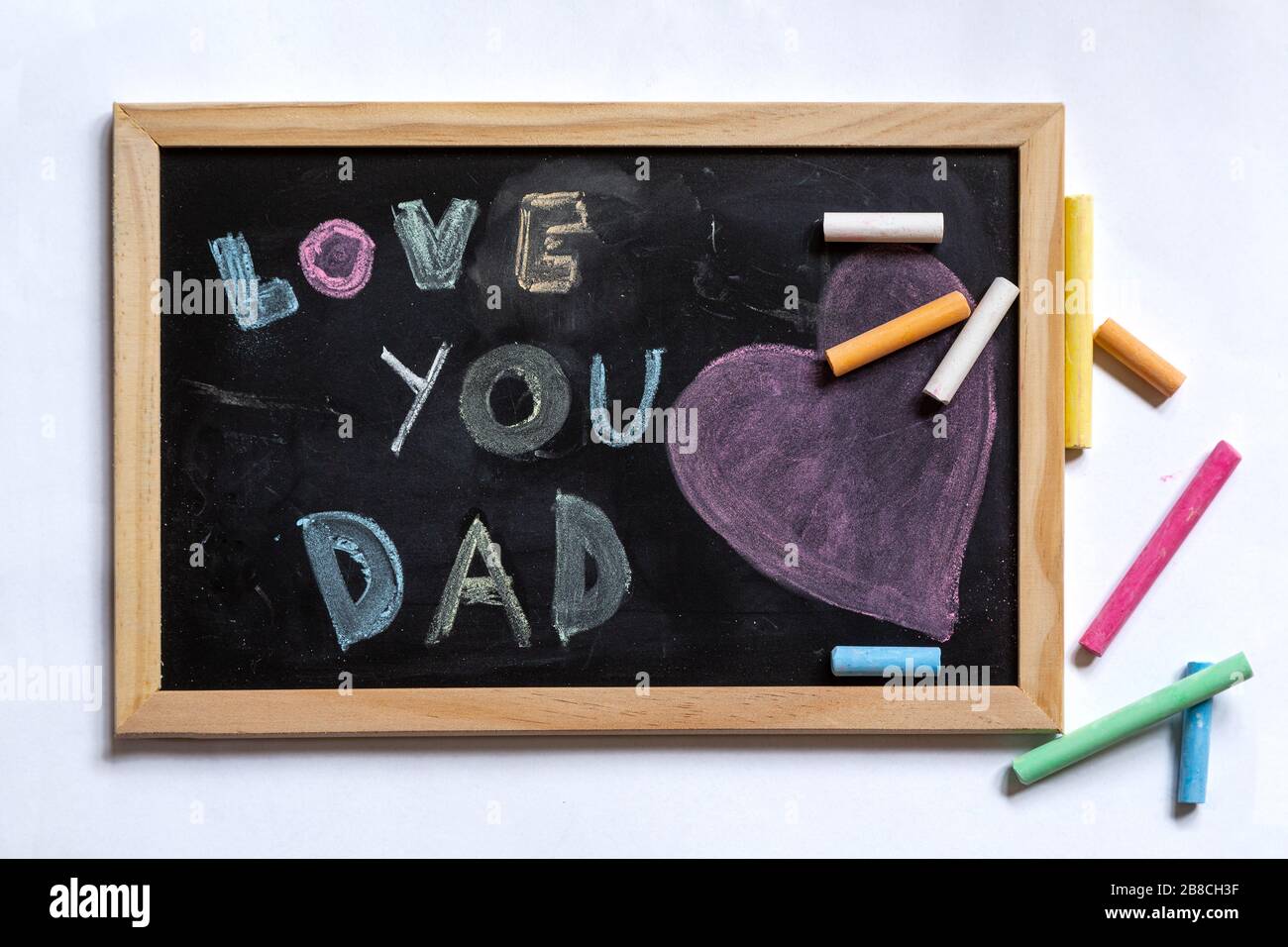 dessin avec des craies de couleur sur le tableau noir pour le jour du père. Les concepts vous aiment papa. Banque D'Images