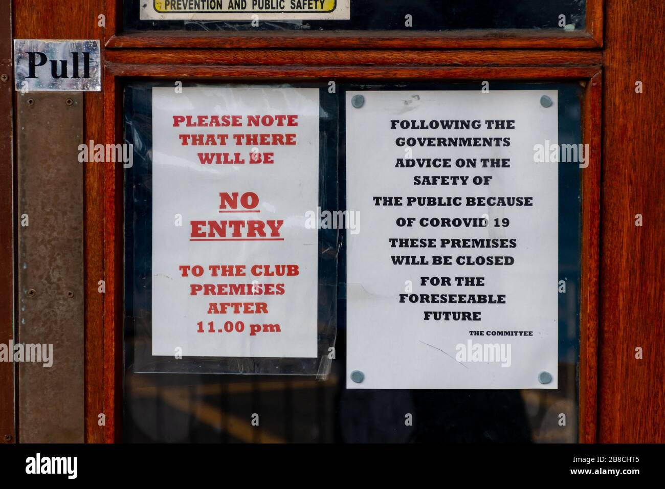 De nombreuses entreprises ont fermé pour empêcher la propagation de Coronaviurus; le Grand Ole Opry, Paisley Road West, Glasgow affiche un avis de fermeture de COVID-19. Banque D'Images