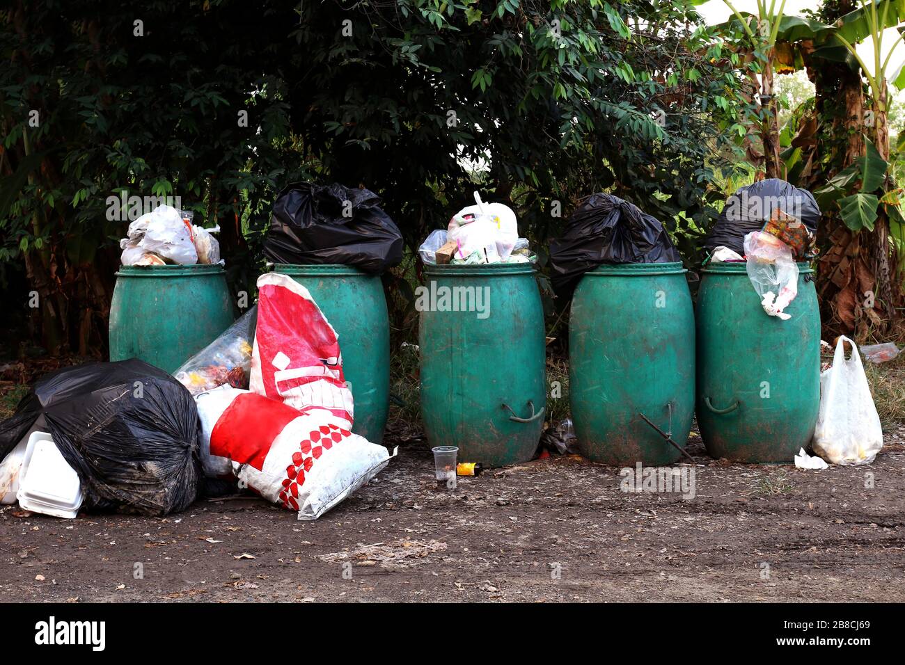 Poubelle, poubelle et beaucoup de tas de sacs à ordures sur le sol, poubelle  déchets plastique pour recycler les déchets, déchets nombreux, déchets de  pollution dans le village Photo Stock - Alamy