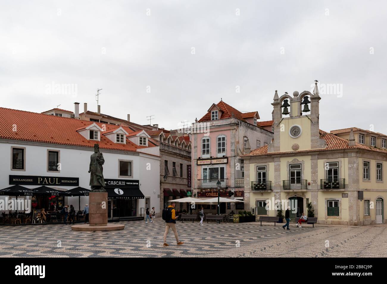 Cascais/Portugal - 10 février 2020: De belles pavés dans le centre historique de la station balnéaire populaire. Banque D'Images