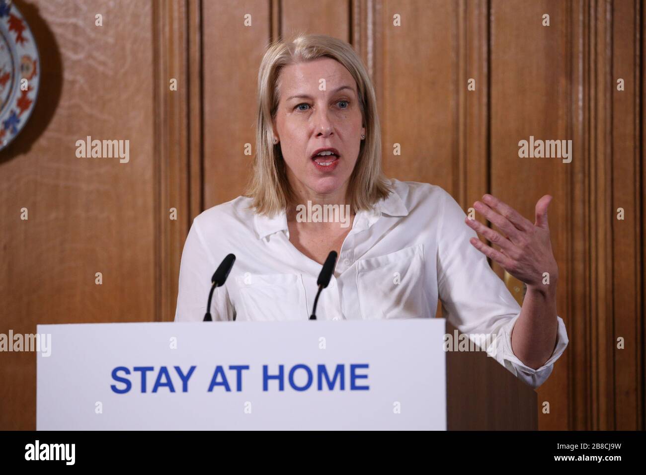 Helen Dickinson, directrice générale du British Retail Consortium, lors de la conférence de presse à Downing Street, Londres, donne les dernières informations sur la pandémie de Coronavirus. Banque D'Images